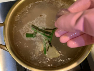 猪肝菠菜汤,煮开后放入猪肝，中小火煮15分钟