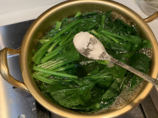 猪肝菠菜汤,放入适量盐，就可以出锅了