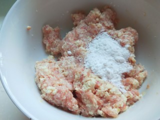 冬瓜肉丸汤,加入淀粉，盐。