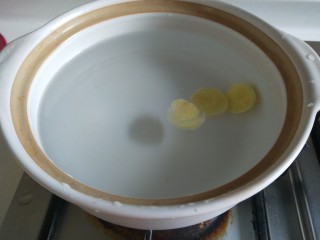 冬瓜肉丸汤,砂锅加入适量水，加入姜片。