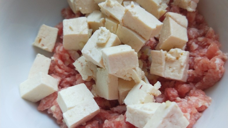 冬瓜肉丸汤,加入适量豆腐抓均匀。