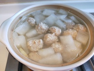 冬瓜肉丸汤,加入豆腐的肉丸更好吃。
