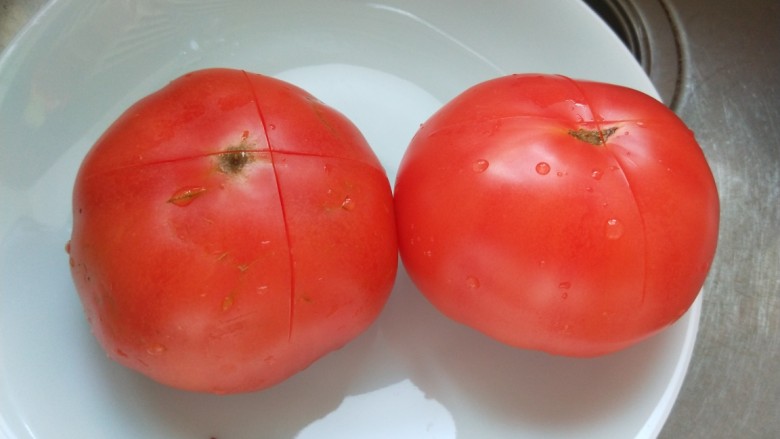 鸡蛋西红柿打卤面,番茄两个中间划一个十字。