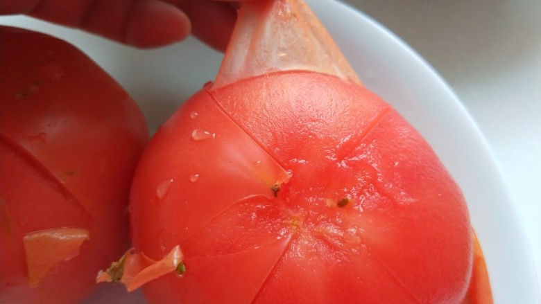 鸡蛋西红柿打卤面,开水烫一下去皮。