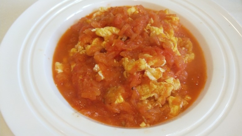 鸡蛋西红柿打卤面,倒入盘中，有汁有色有食欲。