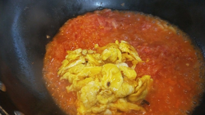 鸡蛋西红柿打卤面,在加入鸡蛋，盐炒均匀即可。