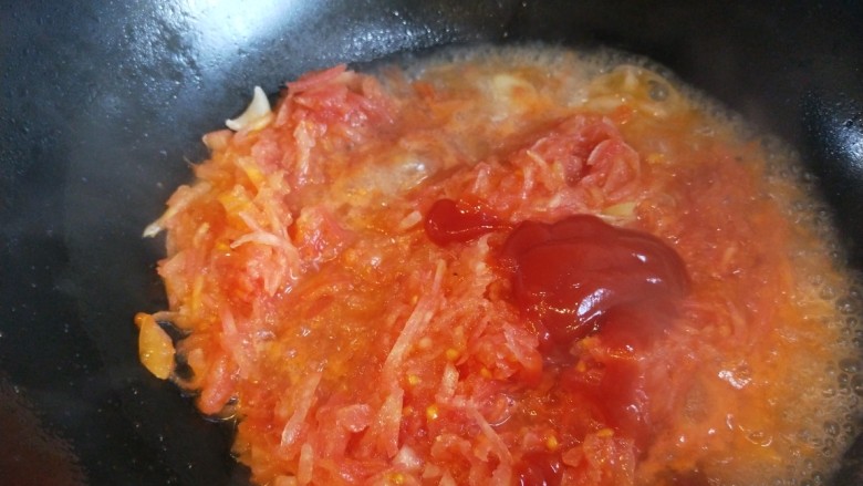 鸡蛋西红柿打卤面,倒入番茄丝炒均匀，加入番茄酱在炒颜色就好看了。