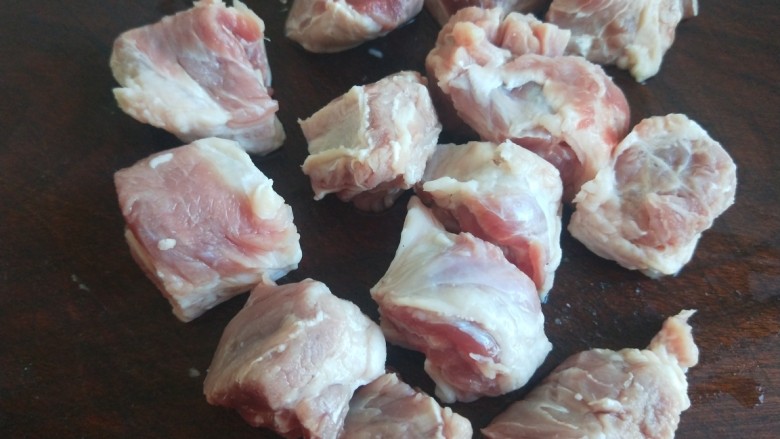 红焖牛肉,切成小块。