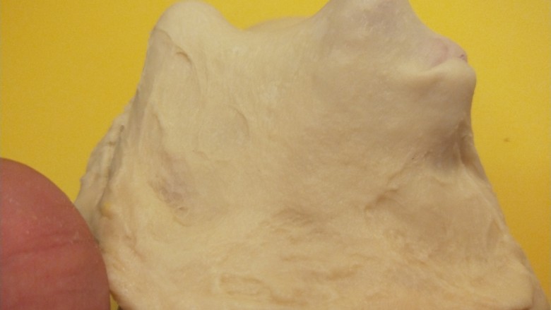 红枣面包,最少要揉十分钟左右才能出手套膜。