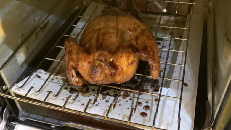 家庭版烤鸡,边擦酱料，中途还要把鸡翻转一面，注意别烧焦