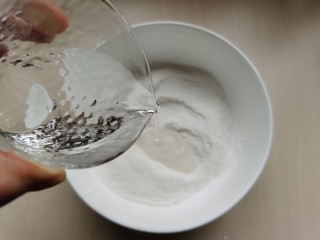 红糖麻糍,将糯米粉里倒入开水。