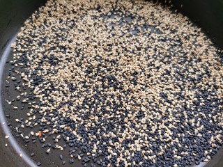 红糖麻糍,黑白芝麻放炒锅小火慢慢炒熟，嫌麻烦可以直接买现成的熟芝麻，就是不如现炒的香一些。