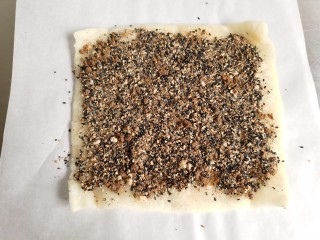 红糖麻糍,煎好后的糯米片取出来，上面铺上混合好的红糖芝麻。