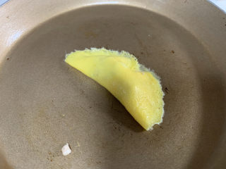 香菇瘦肉蛋饺（宝宝辅食）,就像这样，动作要迅速，蛋液完全凝固就不太好粘合啦