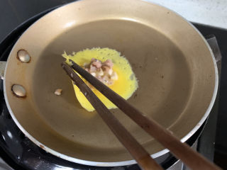 香菇瘦肉蛋饺（宝宝辅食）,用筷子从蛋皮的一边夹起折过来