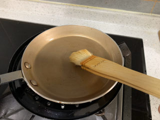 香菇瘦肉蛋饺（宝宝辅食）,平底锅烧微微热，刷薄薄一层油