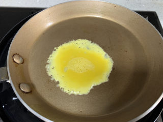 香菇瘦肉蛋饺（宝宝辅食）,用勺子舀入一勺蛋液，摊成蛋皮
