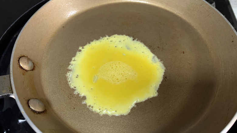 香菇瘦肉蛋饺（宝宝辅食）,用勺子舀入一勺蛋液，摊成蛋皮
