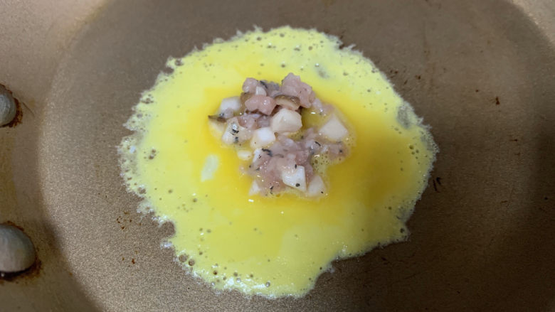 香菇瘦肉蛋饺（宝宝辅食）,蛋液凝固前放入肉馅