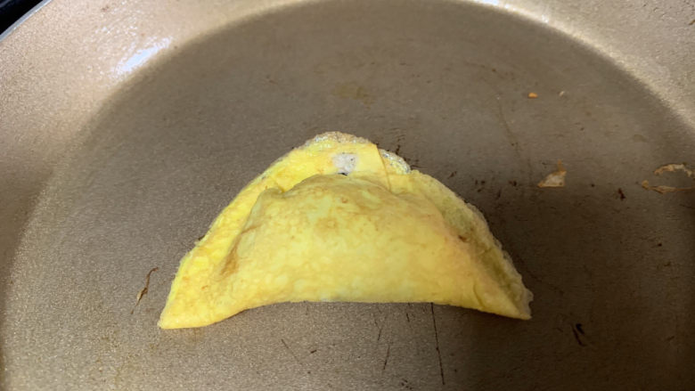 香菇瘦肉蛋饺（宝宝辅食）,两面煎略金黄，一个蛋饺就成型了