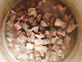 咖喱牛肉饭,放入高压锅中加入清水。
