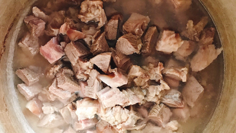 咖喱牛肉饭,放入高压锅中加入清水。