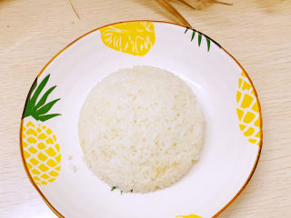 咖喱牛肉饭,准备好一碗白饭倒扣在盘子上，取掉装米饭的碗。