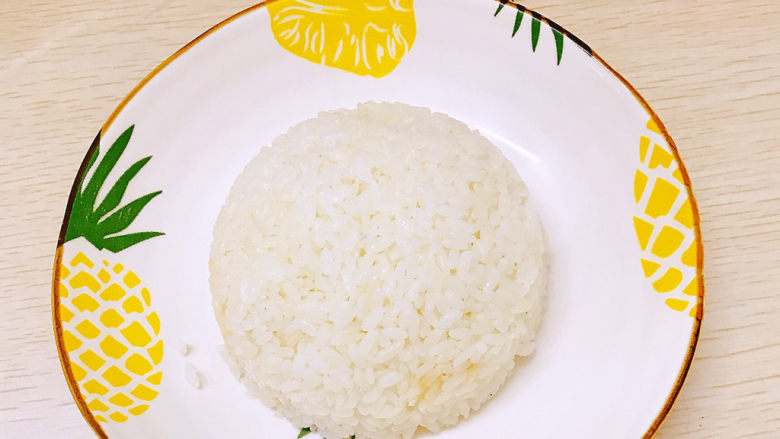 咖喱牛肉饭,准备好一碗白饭倒扣在盘子上，取掉装米饭的碗。