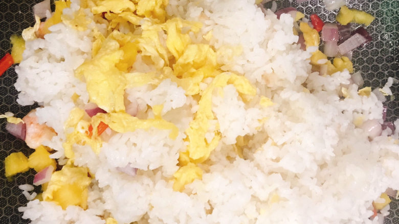 菠萝虾仁炒饭,再倒入米饭。