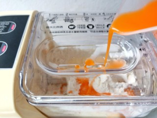 鸡蛋西红柿打卤面,盖上盖子启动开关，从盖子上方的小孔加入胡萝卜汁。