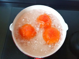 鸡蛋西红柿打卤面,把番茄划“十”字花刀。锅里水开放入番茄烫2-3分钟。烫好的番茄剥皮就很轻松。