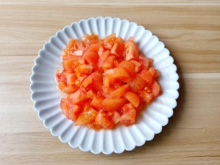 鸡蛋西红柿打卤面,番茄去皮切成小丁。