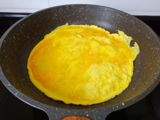 鸡蛋西红柿打卤面,锅里加少许的油，油热倒入鸡蛋液。