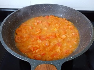 鸡蛋西红柿打卤面,锅里加一点油，放番茄丁开大火翻炒。