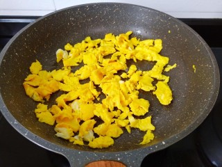 鸡蛋西红柿打卤面,用筷子快速把鸡蛋液拌散，看熟了就盛盘备用。