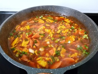 鸡蛋西红柿打卤面,煮到汤汁浓稠，撒点葱花起锅。