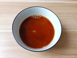 鸡蛋西红柿打卤面,取一个碗加入生抽二勺、老抽半勺、蚝油一勺、盐五克、红薯粉一勺、加清水半碗搅拌均匀。