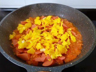 鸡蛋西红柿打卤面,炒到番茄出汤汁加入火腿肠丁。加入炒好的鸡蛋。