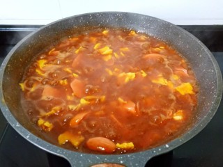 鸡蛋西红柿打卤面,加适量的清水开大火煮开后加调料汁煮开。