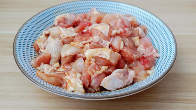 麻辣干锅鸡,带上一次性手套抓均匀，让调味料吸收到鸡丁里，腌制15分钟。