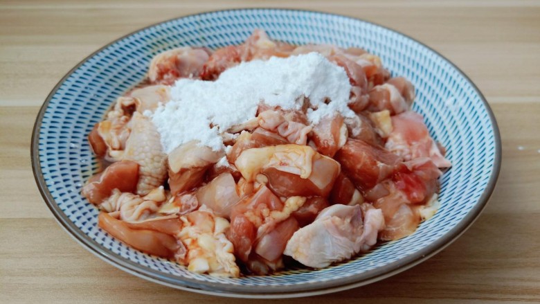 麻辣干锅鸡,腌制好的鸡腿加三勺玉米淀粉抓均匀。