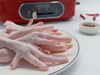 麻辣卤鸡爪,看看剪好的鸡爪，看着也舒服、不喜欢带着鸡爪的指甲就煮。