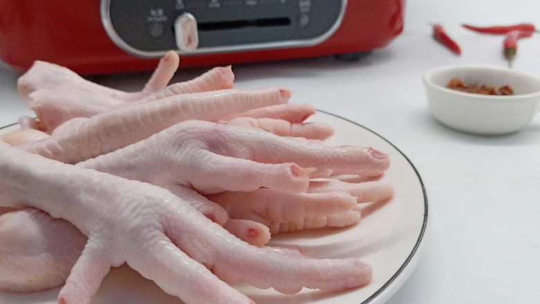 麻辣卤鸡爪,看看剪好的鸡爪，看着也舒服、不喜欢带着鸡爪的指甲就煮。