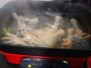 麻辣卤鸡爪,一会就沸腾了、焯水过的鸡爪过冷水洗一下。