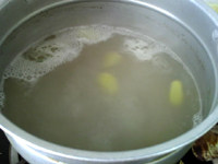 猪肝菠菜汤,肉汤入锅，加入姜片烧沸