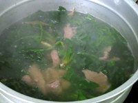 猪肝菠菜汤,用筷子轻轻搅散，再搅拌几下