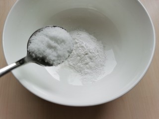 红糖麻糍,碗里放入糯米粉、澄粉加入一勺白糖，
粉里的白糖可以根据个人口味添加， 若觉得红糖的甜度已够，就不用加了。