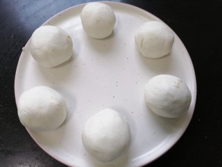红糖麻糍,将糯米团分成均匀的份然后搓成圆球状
