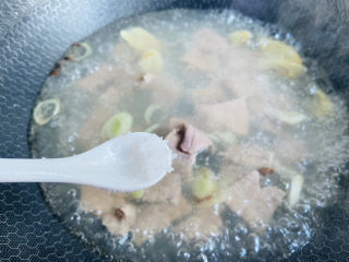 猪肝菠菜汤,加入适量盐