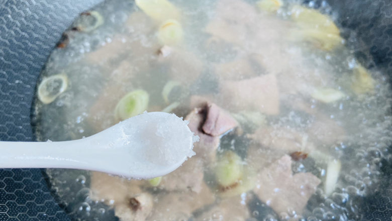 猪肝菠菜汤,加入适量盐